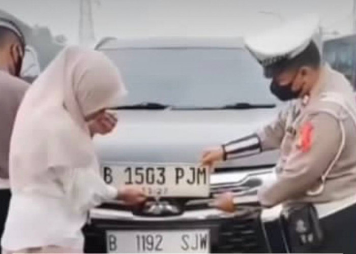 Viral, Polisi Tilang Emak-Emak yang Gunakan Plat Palsu, Tuai Kecaman Netizen!