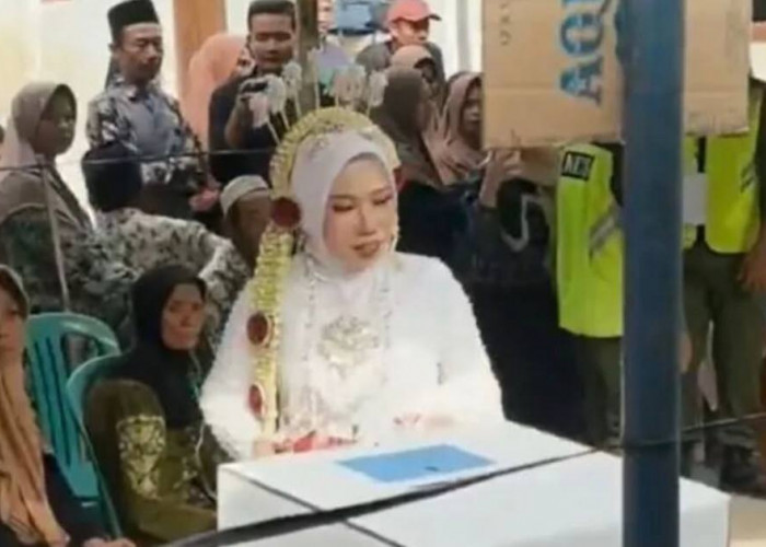 Viral! Pengantin Wanita Ini Sempatkan Nyoblos Pilkada dengan Busana Pernikahan Lengkap