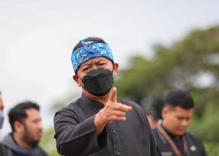 Satpol PP Kota Bandung Gencar Tertibkan Reklame Ilegal
