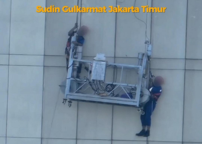 Nyaris Jatuh! Dua Pekerja Terjebak di Atas Gondola dengan Tali Putus Satu di Jakarta Timur