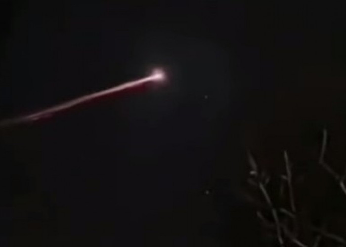 Fenomena Meteor Jatuh Terekam Jelas Melintasi Langit Jawa, Apakah Berbahaya? Simak Penjelasan BRIN