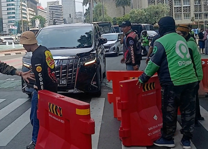 Aksi 272, Massa Ojol Blokir Jalan Medan Merdeka Barat, Sampaikan 3 Tuntutan 