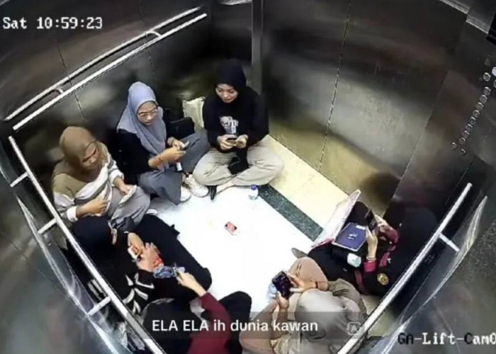 Viral! Momen 7 Mahasiswi Terjebak di Lift yang Mati, Malah Santai Lakukan Hal Ini