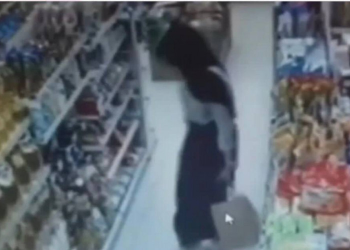 Agak Laen! Seorang Wanita Terekam CCTV Buang Air Kecil Alias Pipis di Minimarket