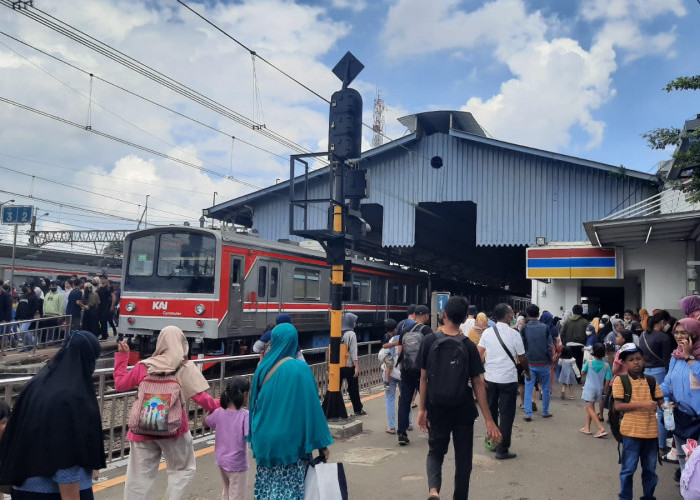 Jangan Asal Makan dan Minum, KAI Buat Aturan Berbuka Puasa di KRL Commuter Line Selama Ramadan 2024