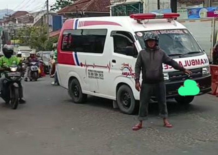 Viral! Ambulans Nekat Terobos Palang Pintu KA, KAI Beri Apresiasi Pria Berhelm di Sukabumi 