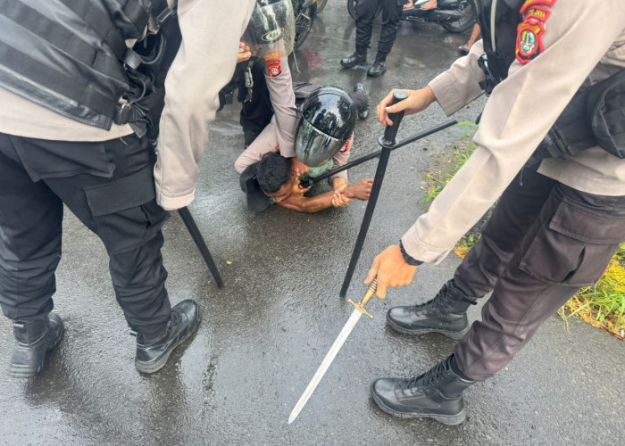 Viral Video Seorang Pemuda Acungkan Golok Kejar Sejumlah Polisi hingga Kocar-Kacir, Endingnya Kaya Gini