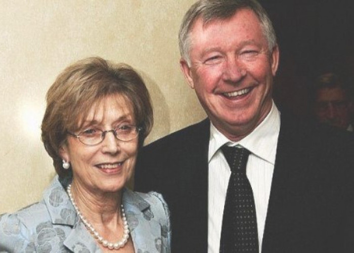 Berduka ! Istri Sir Alex Ferguson Tutup Usia, Manchester United Kibarkan Bendera Setengah Tiang