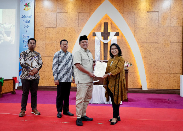 Jamin Keamanan Ibadah, Jelang Perayaan Natal Menteri Nusron Serahkan Sertipikat Gereja yang Berdiri Sejak 1968