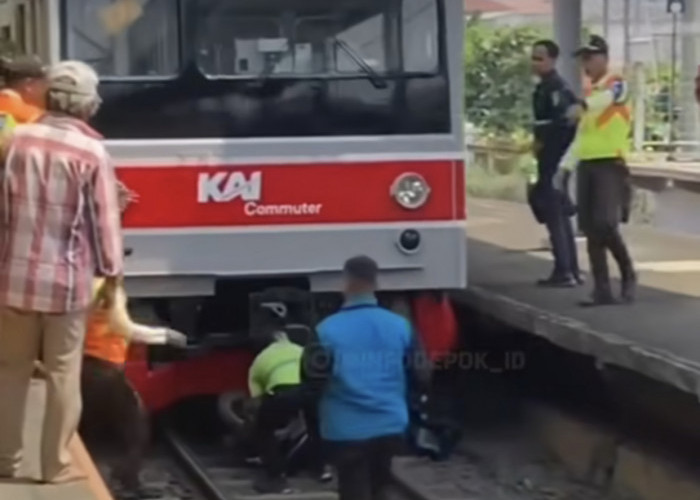 Detik-Detik Pemotor Wanita Tewas Tertabrak KRL di Citayam versi Warga