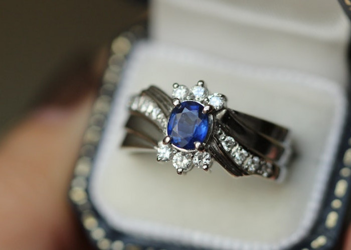 Mengenal Khasiat Cincin Blue Safir, Perhiasan Mewah yang Sering Dipadukan dengan Berlian
