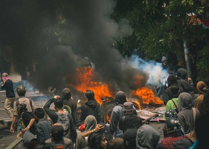 Tuntut Jokowi, Masa Demokrasi Perempuan dan Mahasiswa Demo di Depan Monas