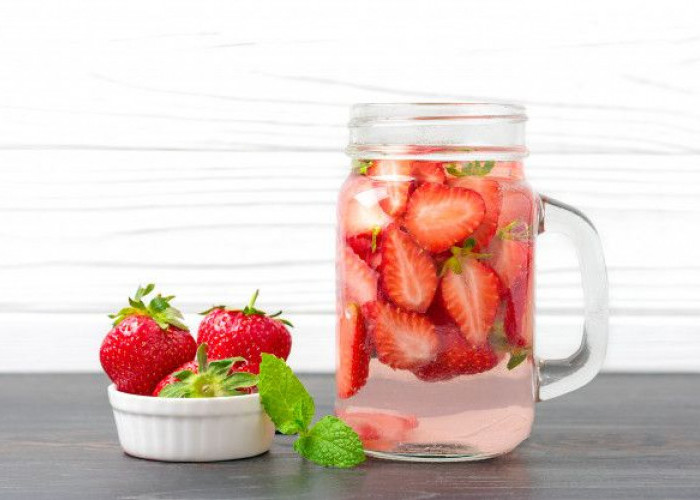 8 Manfaat Infused Water Stroberi: Jantung Sehat dan Kulit Makin Kinclong 