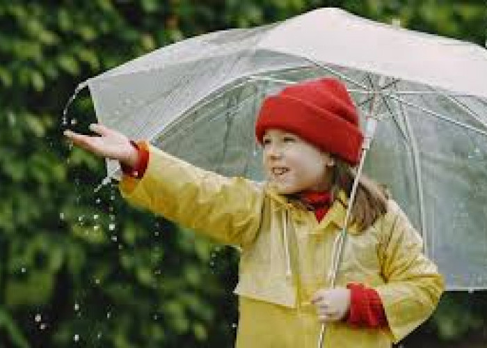 Banyak yang Keliru, Ini 7 Manfaat Mandi Hujan untuk Anak