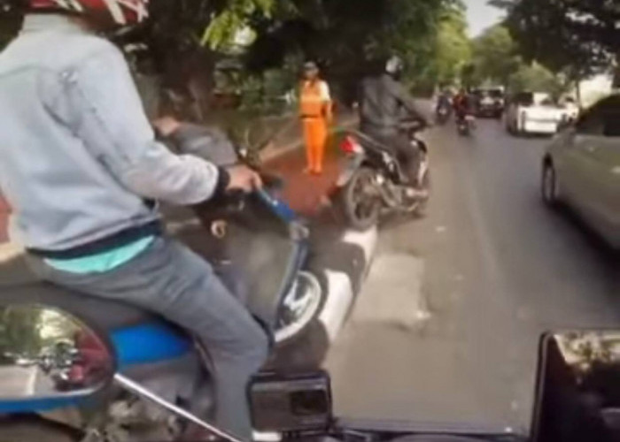 Viral! Petugas Kebersihan Marahi Pengendara Motor yang Nekat Terobos Trotoar di Jakarta