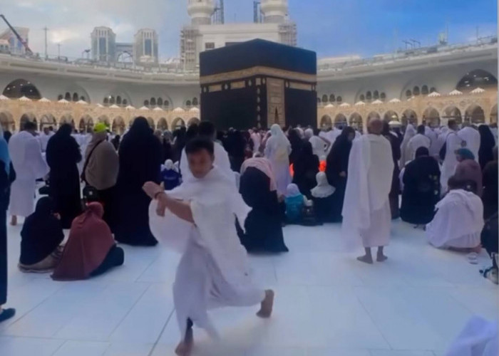 Viral! Seorang Pria Peragakan Gerakan Silat di Depan Ka'bah Tuai Kecaman Publik