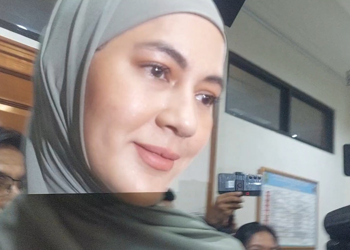 Paula Verhoeven Hanya Lempar Senyum Saat Hadiri Sidang Cerai, Hakim Perintahkan Mediasi