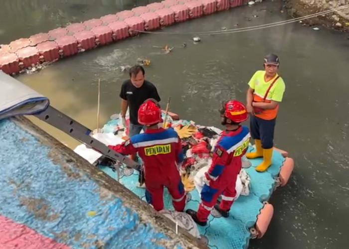 Bikin Geger, Warga Cempaka Putih Temukan Jasad Bayi Mengapung di Tumpukan Sampah