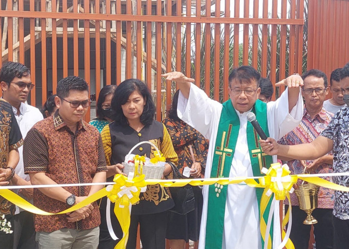 Di Pesta Perak Paroki, DPRD Serahkan Jembatan