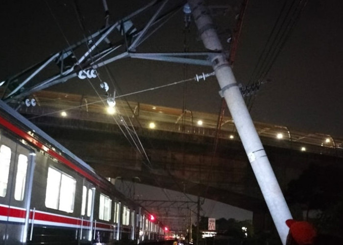 Kabel Feeder Diduga Dicuri, Kereta Nyangkut di Kabel Listrik di Antara Cakung-Bekasi 