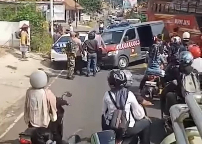 Viral! Detik-detik Mobil Polisi vs Mobil Polisi Tabrakan di Pandeglang