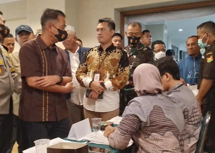 Pj Wali Kota Bandung Keliling Pantau TPS, Cek Kekurangan dan Kendala
