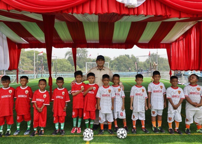 Prabowo Jajal Lapangan di Kawasan Rumah Apung Muara Angke, Main Bola bareng Anak-Anak