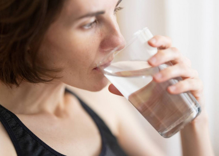 7 Manfaat Minum Air Putih Bagi Tubuh Setelah Bangun Tidur,  Salah Satunya Ampuh Kurangi Berat Badan