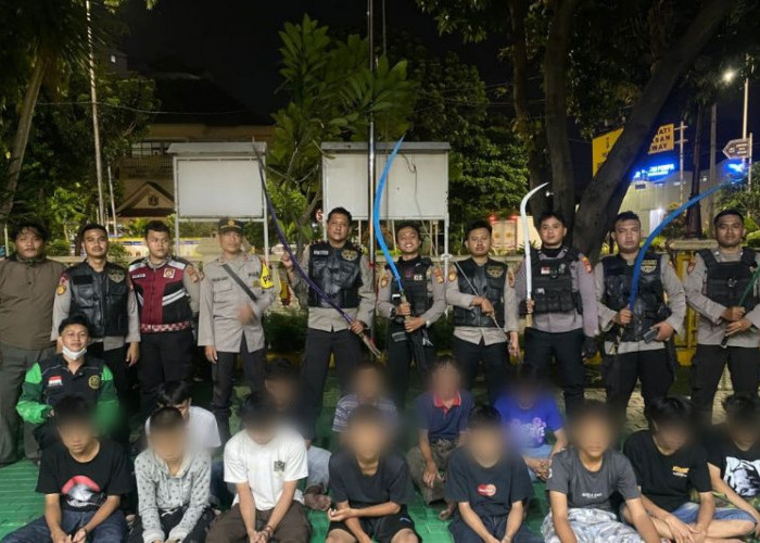 13 Remaja di Jelambar Diamankan Polisi, Sejumlah Senjata Tajam Jadi Barang Bukti