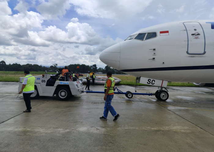 Video Kepanikan Penumpang Pesawat Trigana Air Keluarkan Asap Tebal di Bandara Sentani, Buka Pintu Darurat