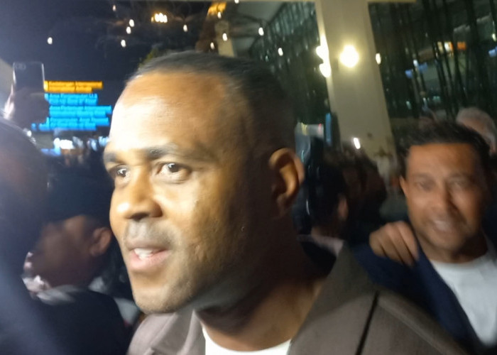 Mendarat di Indonesia, Patrick Kluivert Kenakan Kaus Putih dan Blazer Cokelat Tua