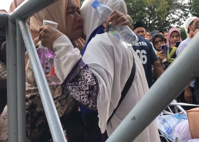 Tangis Haru Pecah saat Sambut Kedatangan Jamaah Haji Tiba di Indonesia, Peluk Erat Sanak Keluarga