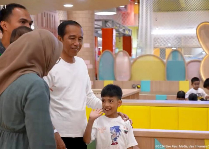 Di Tengah Polemik Pemilu 2024, Jokowi Ajak Cucu  Nikmati Akhir Pekan di Mall Kawasan Jakpus