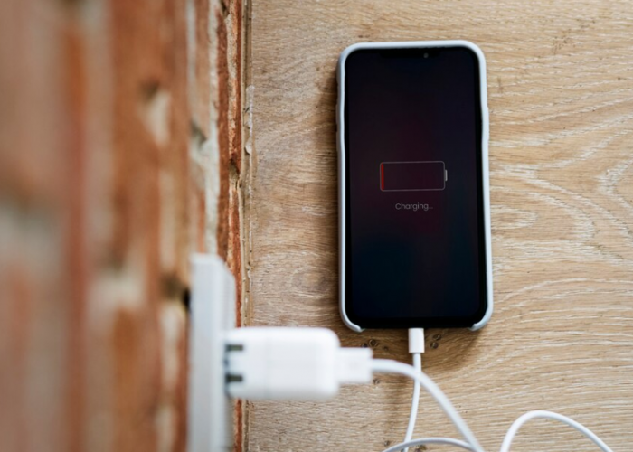 3 Tips Cas iPhone yang Benar Langsung dari Panduan Apple, Jaga Battery Health Biar Gak Turun Drastis!