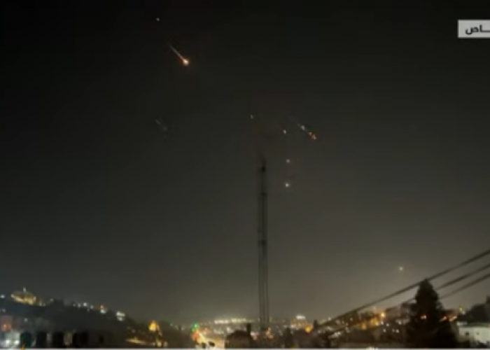 Langit Israel Bergemuruh Digempur Ratusan Drone Roket Iran