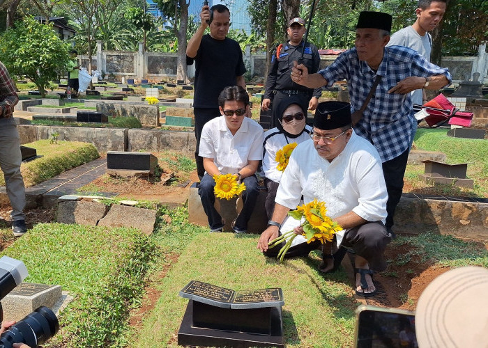 Makna Bunga Matahari yang Dibawa Rano Karno Saat Ziarah ke Makam Benyamin Sueb dan Mak Nyak