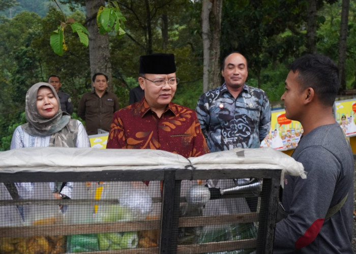 Gubernur Bantu Gerobak, Pedagang Sayur Keliling, Pemprov Bengkulu  Dukung Perkembangan Olahraga 
