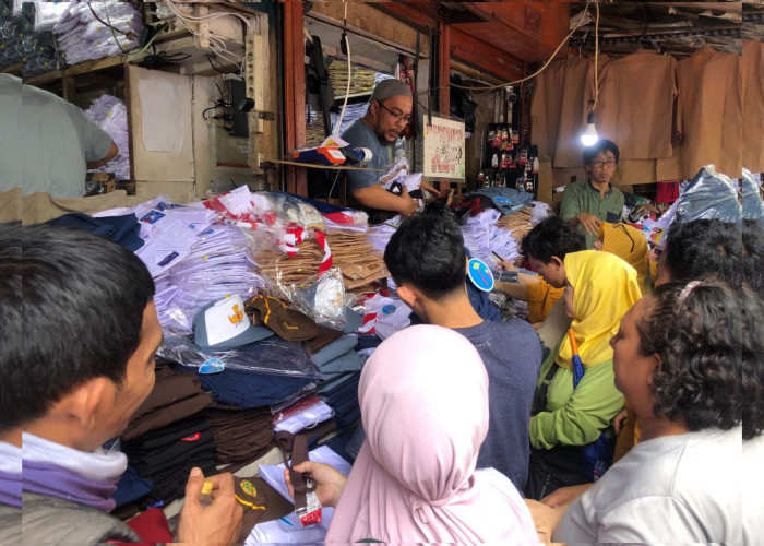 Jelang Tahun Ajaran Baru, Penjual Seragam Sekolah di Pasar Jatinegara Diserbu Pembeli