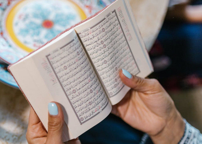 Bolehkah Wanita Sedang Haid Membaca Al Quran? Simak Hukumnya Menurut 4 Mazhab Ini