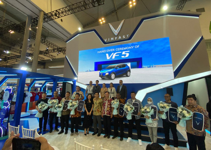 VinFast Resmi Memulai Pengiriman Mobil Listrik VF 5 di Indonesia 