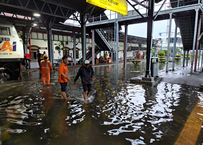KAI Beri Refund 100 Persen Bagi Penumpang Jurusan Semarang Tawang Imbas Banjir d Jalur Rel