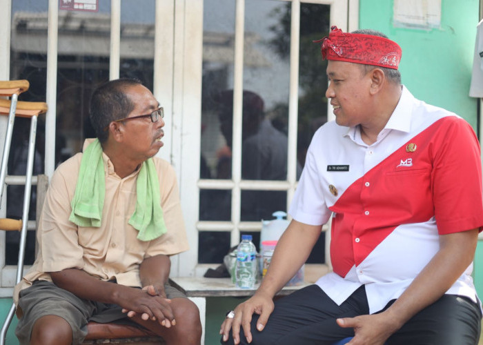 Berikan Bantuan Tongkat Kaki, Plt. Wali Kota Bekasi Sambangi Rumah Warga