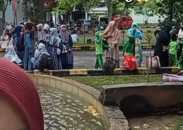 Heboh! Pembagian Rapot di Lokasi Kolam Berenang Viral dan Tuai Sorotan Netizen