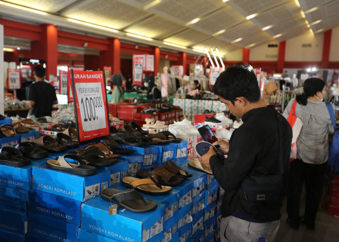 Banjir Promo Menarik di Jakarta Lebaran Fair, Sandal dan Sepatu, 100 Ribu dapat 3 Item