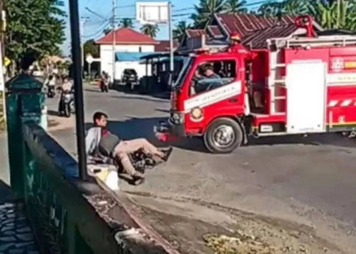 Viral! Pengendara Motor Tertabrak Mobil Damkar di Gorontalo, Korban Terlempar Hingga 5 Meter