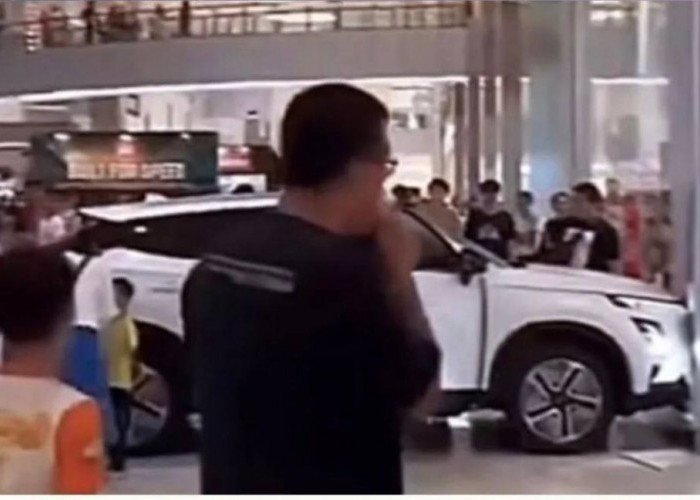Viral! Tak Sengaja Seorang Anak Injak Pedal Gas Mobil Listrik hingga Seruduk Tembok Mall