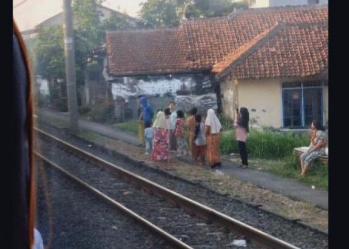 Bikin Geger! Pemotor Tertemper KRL Lintasan Cilebut-Bojonggede Arah Manggarai 