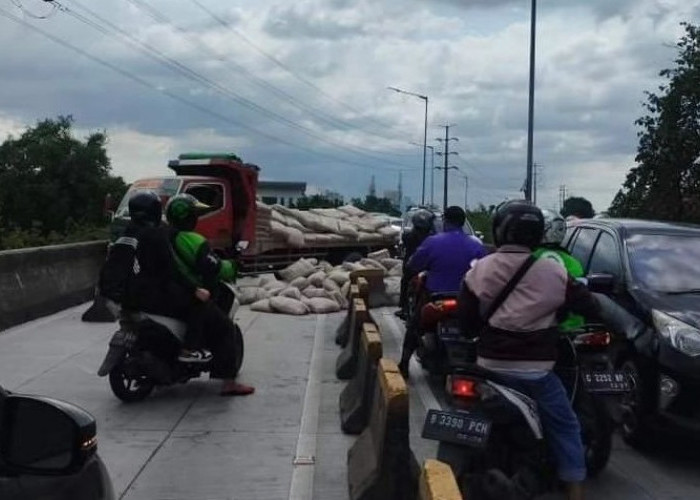 Alami Pecah Ban, Truk Pengangkut Semen Kecelakaan Tunggal di Jalan Layang Pesing Jakarta Barat