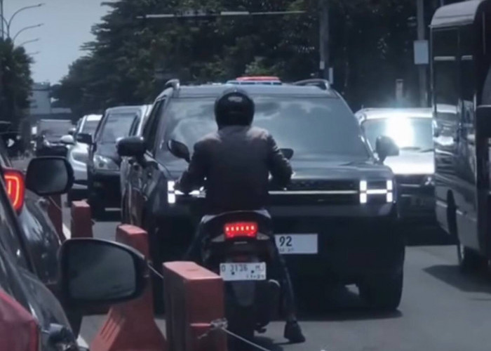 Viral! Seorang Pengendara Motor Nekat Lawan Arah dan Enggan Mengalah di Hadapan Mobil Berstrobo