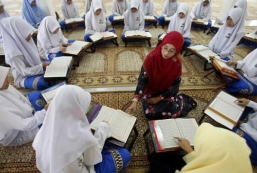  Hukum Wanita Membaca Al-Qur'an di HP saat Haid